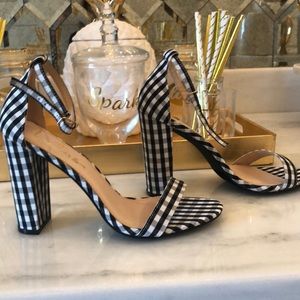 Adorable black gingham sandal - size 7